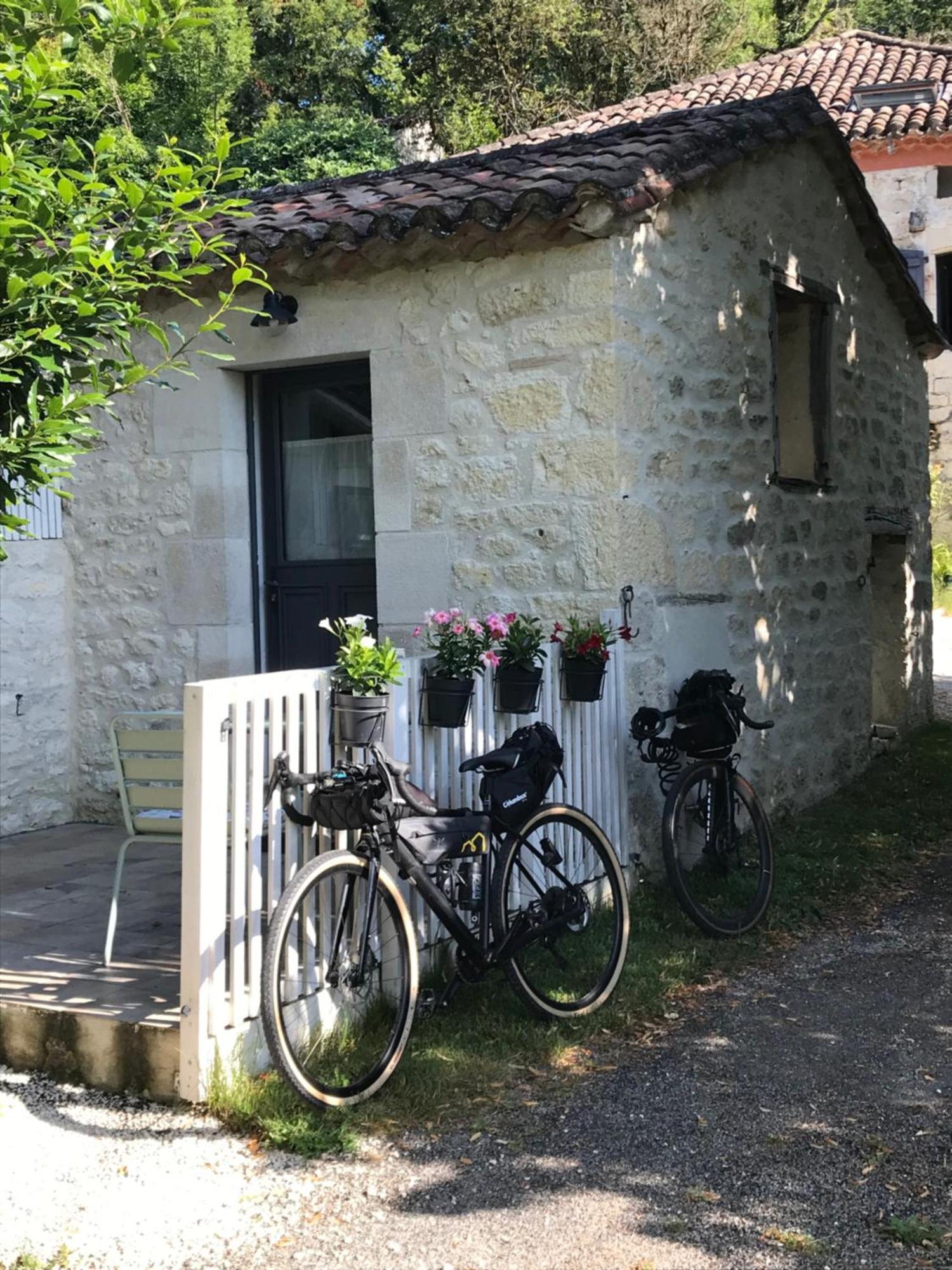 Le Val Du Pech Chantant Chambres D'Hotes Pern Εξωτερικό φωτογραφία